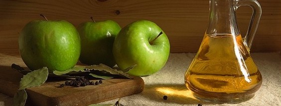 Яблочный уксус для волос: чем полезен, способы применения, рецепты ополаскивателей и масок